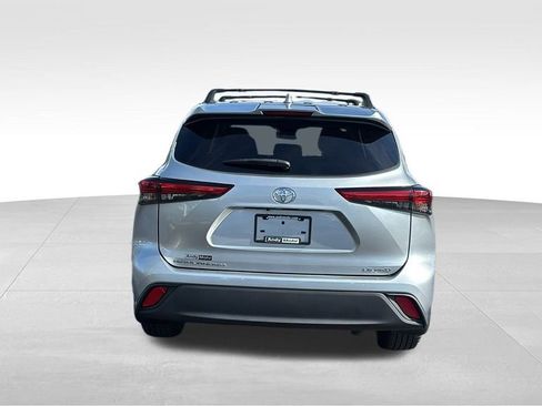 Used 2020 Toyota Highlander LE image 6