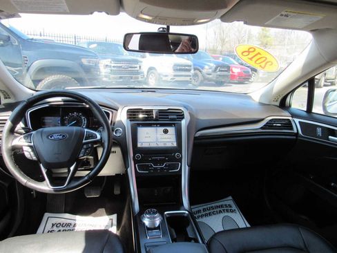 Used 2018 Ford Fusion SE w/ Fusion SE Technology Package image 11