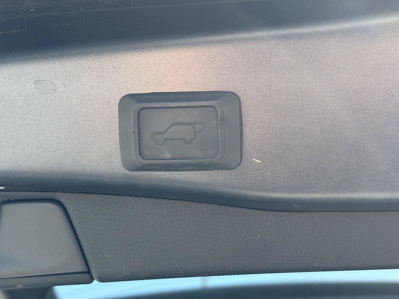 Used 2020 Toyota RAV4 XLE Premium FWD image 13