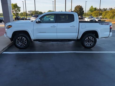 Used 2022 Toyota Tacoma TRD Sport w/ Technology Package image 2