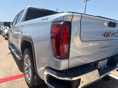 Used 2021 GMC Sierra 1500 SLT w/ SLT Premium Plus Package AWD/4WD image 4