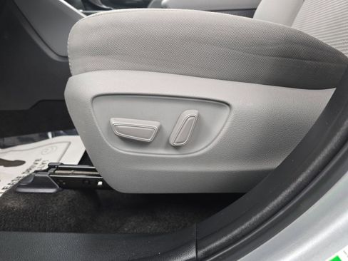 Used 2024 Toyota Highlander LE image 12