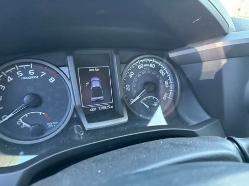 Used 2017 Toyota Tacoma TRD Sport w/ Tow Package RWD image 12