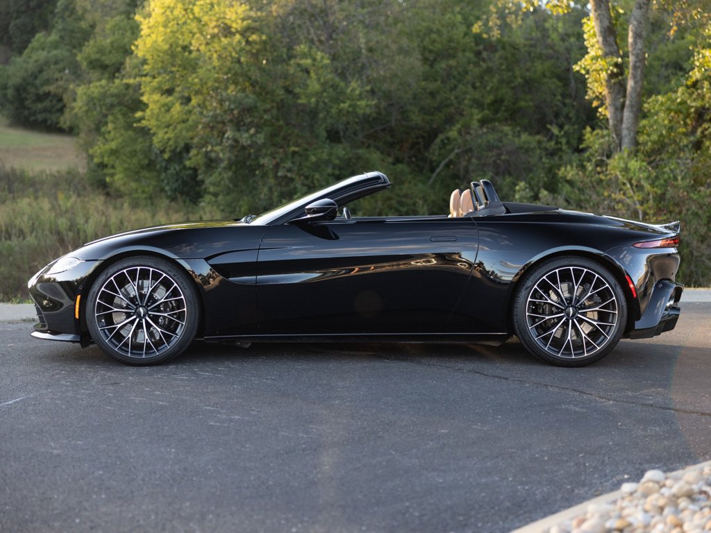 Used 2022 Aston Martin V8 Vantage Roadster RWD image 3
