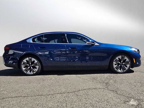 Used 2025 BMW i5 xDrive40 w/ Premium Package image 2