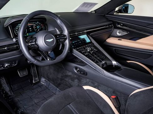 Used 2025 Aston Martin DB12 Coupe RWD image 24