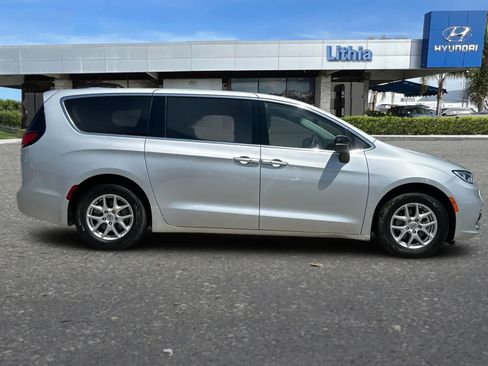 Used 2024 Chrysler Pacifica Touring-L FWD image 9