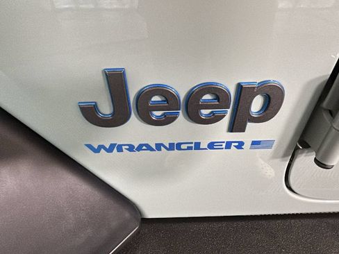 Used 2023 Jeep Wrangler Unlimited Rubicon 4xe AWD/4WD image 11