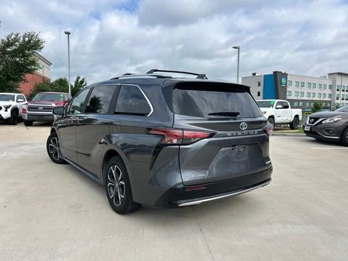 Used 2025 Toyota Sienna Platinum AWD/4WD image 6