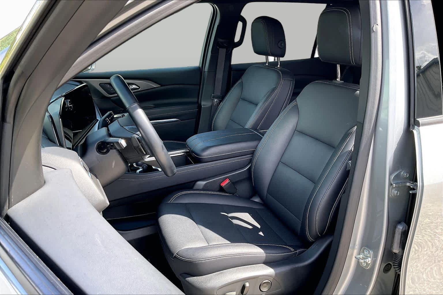 Used 2025 Chevrolet Traverse LT FWD image 24