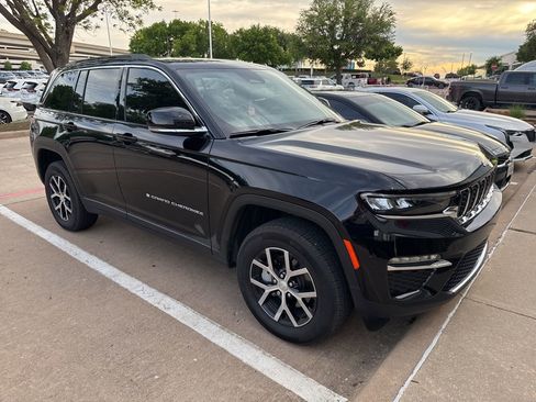 Used 2025 Jeep Grand Cherokee Limited image 4