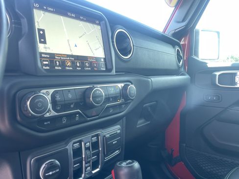 Used 2018 Jeep Wrangler Unlimited Sahara AWD/4WD image 28