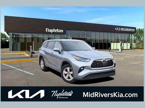 Used 2022 Toyota Highlander LE image 1