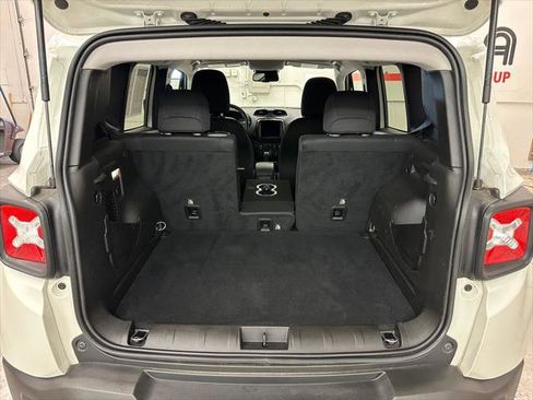 Certified 2022 Jeep Renegade Latitude w/ Convenience Group AWD/4WD image 19