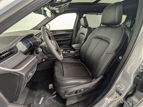 New 2025 Jeep Grand Cherokee L Limited w/ Luxury Tech Group II image 16