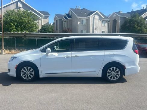 Used 2017 Chrysler Pacifica Touring-L FWD image 6