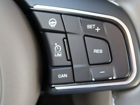 Used 2017 Jaguar XF Prestige image 40