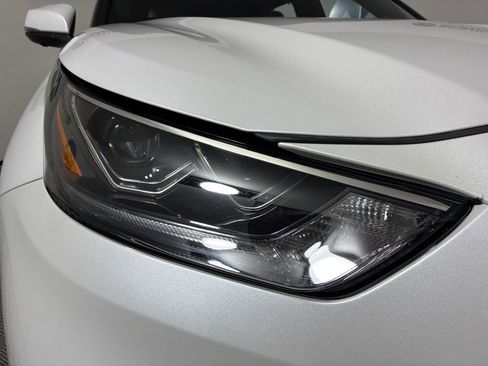 Used 2025 Toyota Highlander Platinum AWD/4WD image 2