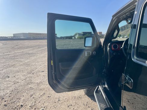 Used 2023 Jeep Wrangler Unlimited Rubicon AWD/4WD image 12