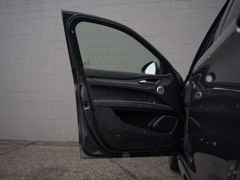 Used 2023 Alfa Romeo Stelvio Ti image 15