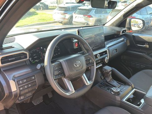 Certified 2025 Toyota Tacoma TRD Off-Road AWD/4WD image 18