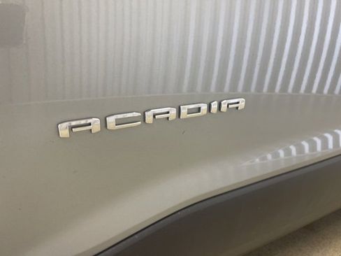 Used 2023 GMC Acadia SLE w/ Driver Convenience Package image 4