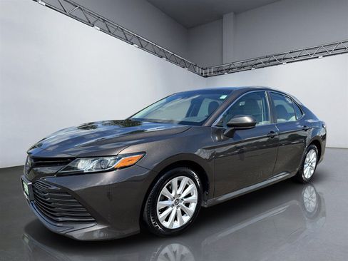 Used 2018 Toyota Camry LE FWD image 11