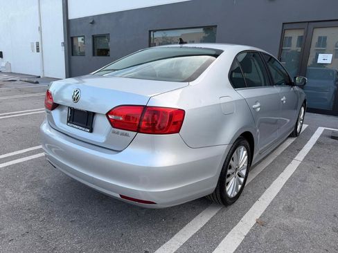 Used 2011 Volkswagen Jetta SEL FWD image 4