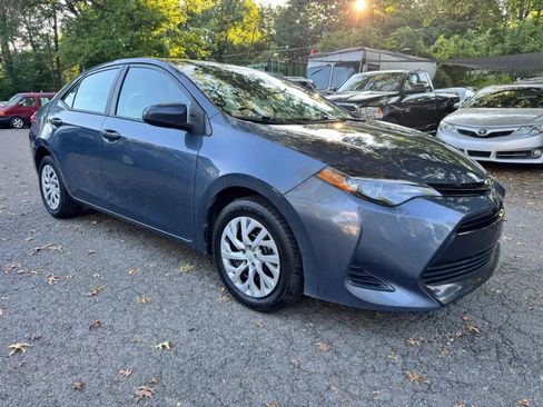 Used 2018 Toyota Corolla LE FWD image 3