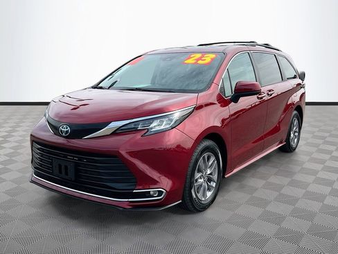 Used 2023 Toyota Sienna XLE FWD image 3