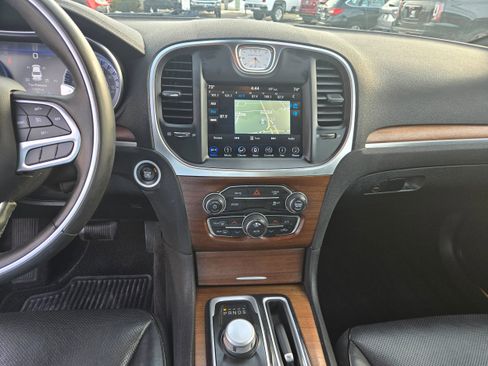 Used 2018 Chrysler 300 C image 7