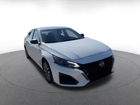 Used 2025 Nissan Altima 2.5 SV image 3