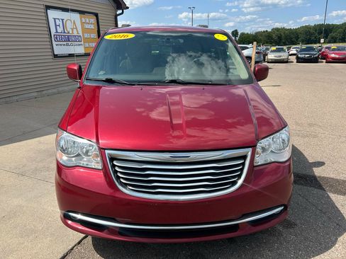 Used 2016 Chrysler Town & Country Touring w/ Driver Convenience Group FWD image 2