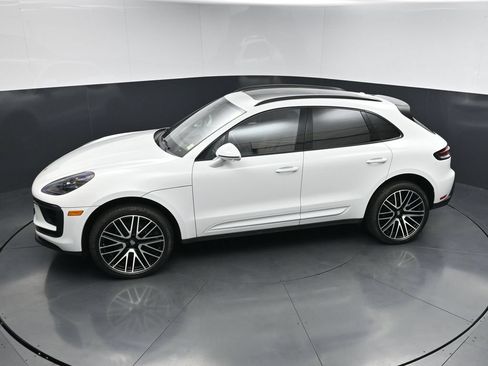 Certified 2025 Porsche Macan AWD/4WD image 15