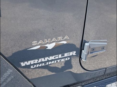 Used 2017 Jeep Wrangler Unlimited Sahara w/ Connectivity Group AWD/4WD image 18