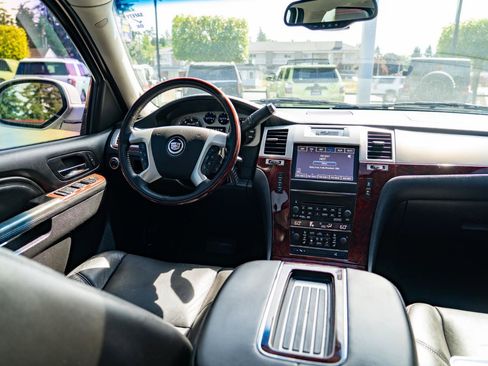 Used 2013 Cadillac Escalade Premium AWD/4WD image 26