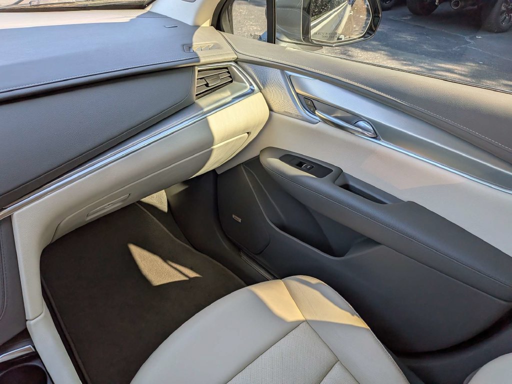 Certified 2023 Cadillac XT5 Premium Luxury FWD image 17