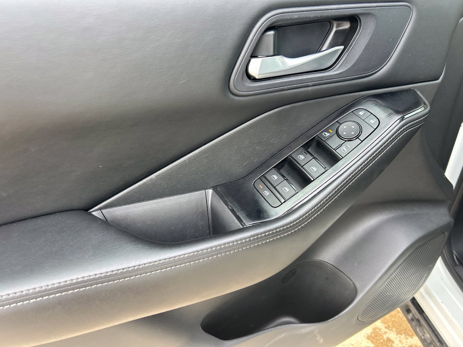 Used 2024 Nissan Rogue SV FWD image 19