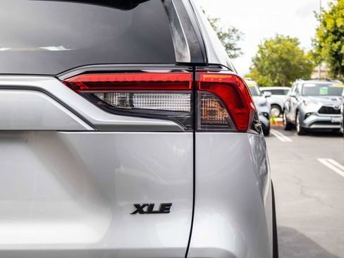 Used 2019 Toyota RAV4 XLE w/ Convenience Package FWD image 11