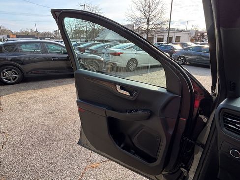 Used 2025 Ford Escape ST-Line image 18