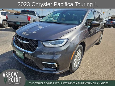 Used 2023 Chrysler Pacifica Touring-L FWD image 4