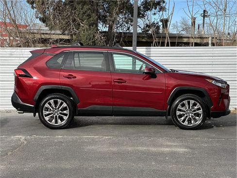 Used 2019 Toyota RAV4 XLE Premium image 9