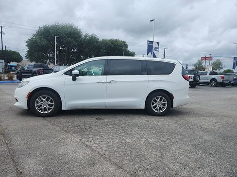 Used 2023 Chrysler Voyager LX image 4