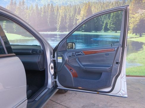 Used 2002 Mercedes-Benz C 320 Sedan image 26