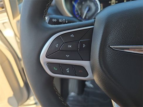 Certified 2024 Chrysler Pacifica Touring-L image 22