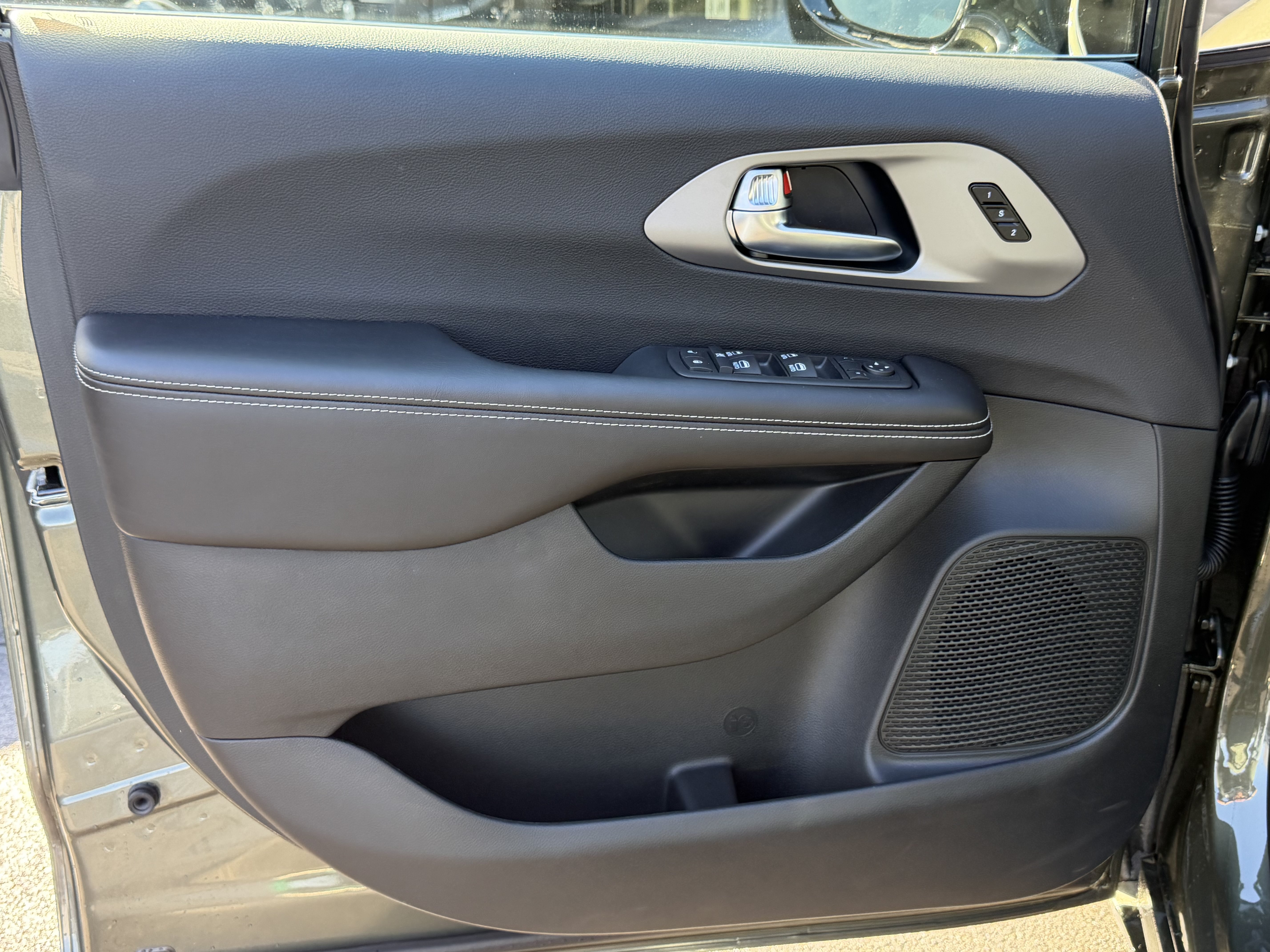 New 2027 Chrysler Pacifica Select FWD image 17