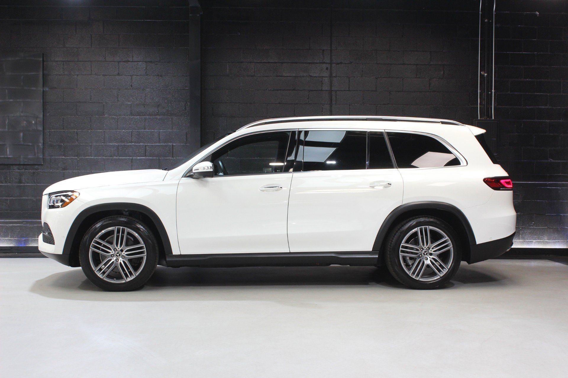 Used 2023 Mercedes-Benz GLS 450 4MATIC image 3