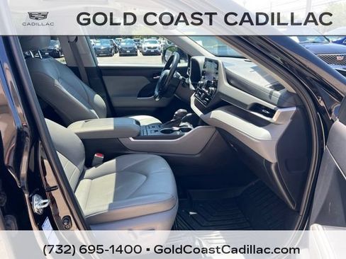 Used 2021 Toyota Highlander XLE AWD/4WD image 7