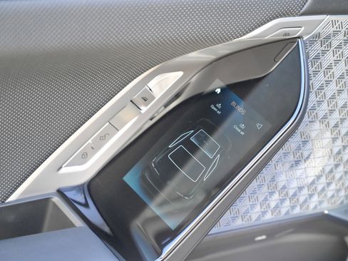 Used 2023 BMW 760i xDrive w/ Executive Package image 40