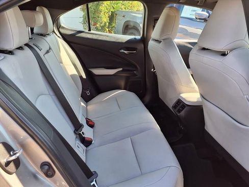 Used 2020 Lexus UX 200 image 22